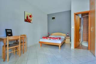 Апартаменты Apartments Srzentic Петровац Номер-студио с террасой (для 2 взрослых)-6